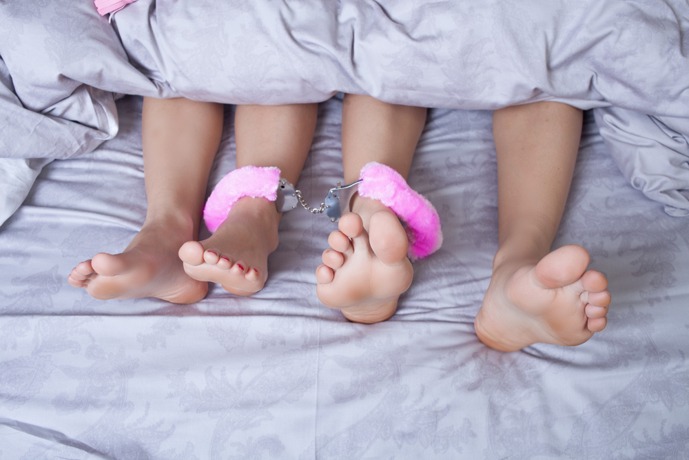 sex-toys-bed
